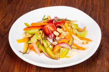 Vietnam fıstık ve sebze salatası