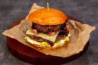 Etli ve peynirli hamburger.