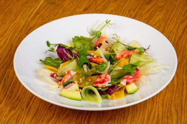 Doğal yengeç ve avokado salatası