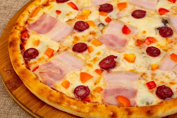 Pizza Med Skinka Ost Och Korv — Stockfoto