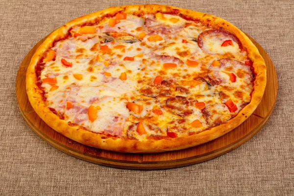 Pizza Szynką Serem Kiełbaski — Zdjęcie stockowe