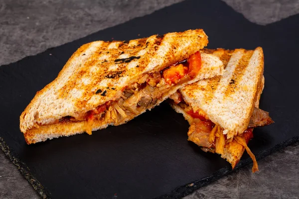 Smörgås Med Nötkött Och Tomater — Stockfoto