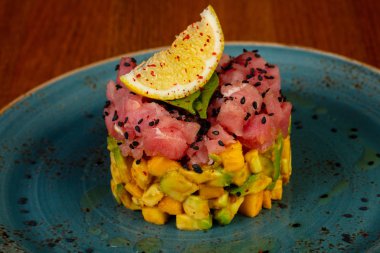 Ton balıklı tartar avokado ve limon ile