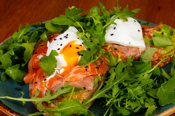 Bruschetta Lososem Rukolou Vejce — Stock fotografie