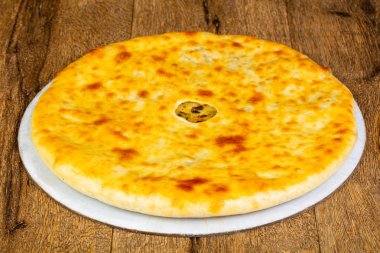 Ahşap arka plan üzerinde geleneksel Osetya pasta