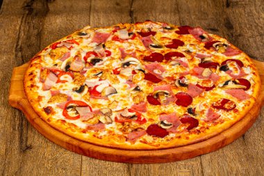 Sosis ve peynir pizza