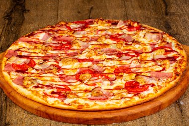 Sosis ve peynir pizza