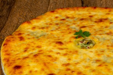 Ahşap arka plan üzerinde geleneksel Osetya pasta