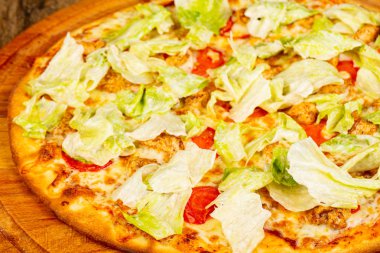 Pizza Sezar tavuk ve salata ile