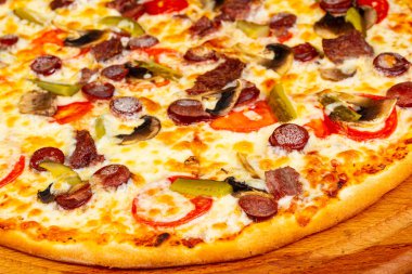 Sosis ve peynir pizza