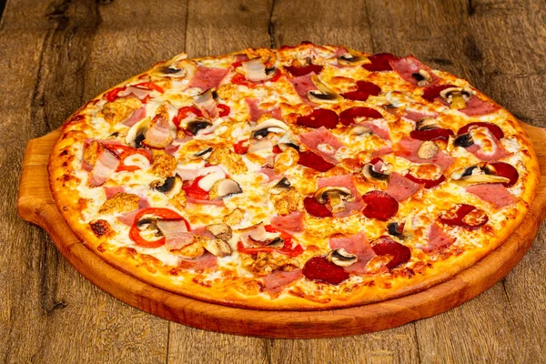 Pizza Met Worst Kaas — Stockfoto