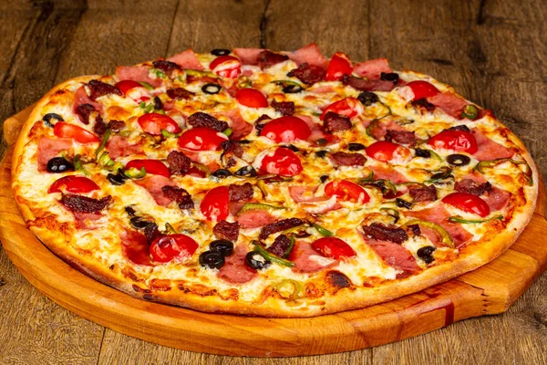 Pizza Mit Wurst Und Käse — Stockfoto