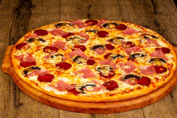 Pizza Mit Wurst Und Käse — Stockfoto