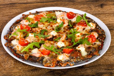 Somonlu pizza ve roka peynirli mozzarella.