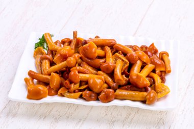 Baharat ile kase salamura mantar