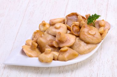 Baharat ile kase salamura mantar