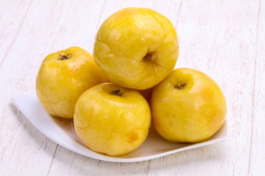 Kabın içinde turşu sarı elma