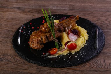 Hizmet patates püresi sebzeli kuzu