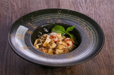 Lezzletli makarna mantar hizmet fesleğen ile