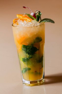 Mojito ile portakal kiraz hizmet