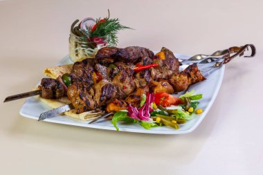 Barbekü et ve sebze tabağı.