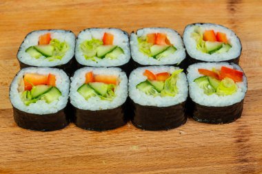 Vejetaryen maki rulo salatalık ile