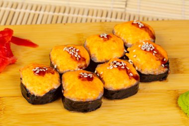 Lezzetli yılan balığı ve yengeç suşi rulo