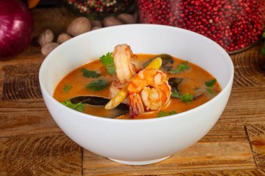 Otlar ile lezzetli Tom Yum çorbası