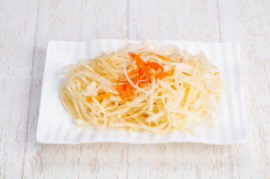 Havuç ile karışık lezzetli turşu lahana salatası