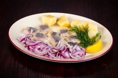 Soğan ve patates ile ringa balığı