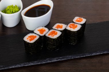 Kırmızı çiğ balık ve wasabi ile iştah açıcı suşi