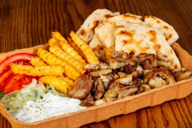 Gyros et, patates ve sos ile