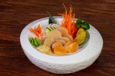 Fistolar hizmet limon ve nane ile Japon balığı