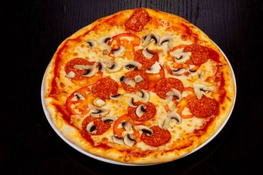 Lezzetli biberli pizza mantar ile