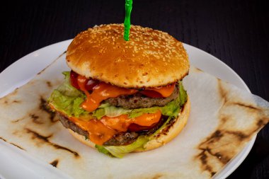 Lezzetli sığır eti burger sosu ve marul