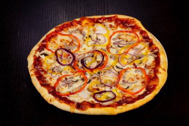 Lezzetli Barbekü pizza biber, soğan ve mantar ile