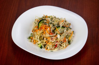 Lahana salatası salata salatalık ile