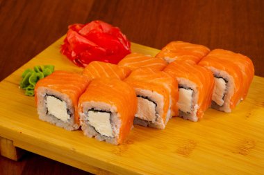 Somon ve yumuşak peynir rulo