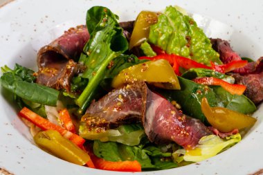 Alarmdan ve sebze salatası