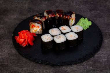 Japon Suşi ile çeşitli madde ayarla