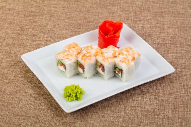 Karides ve somon ile rulo