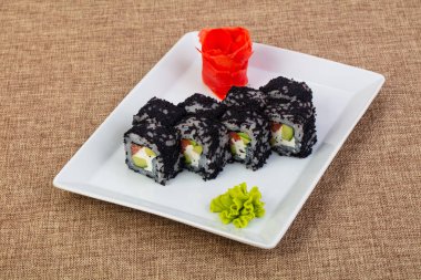 Ton balığı ve tobiko ile rulo