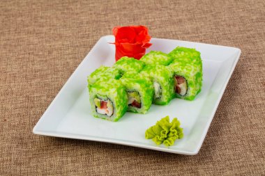 Ton balığı ve tobiko ile rulo