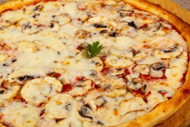 Mantarlı ve peynirli pizza.