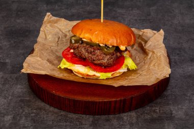 Etli ve peynirli hamburger.