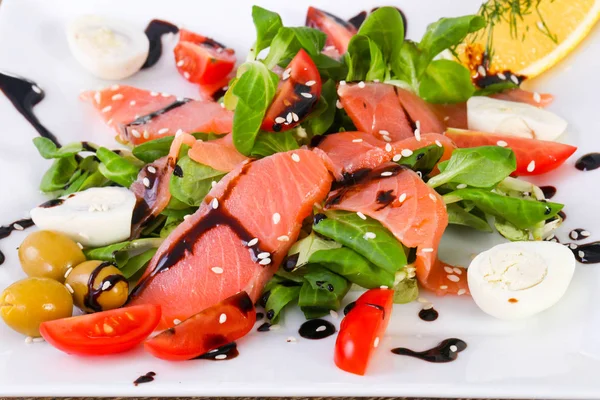 Insalata Salmone Con Uova Balsamico — Foto Stock