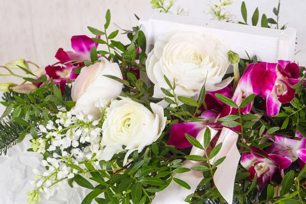 Friss Rózsa Csokor Más Virágokkal — Stock Fotó