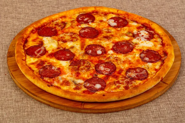 ペパロニ チーズとピザをヒットします — ストック写真