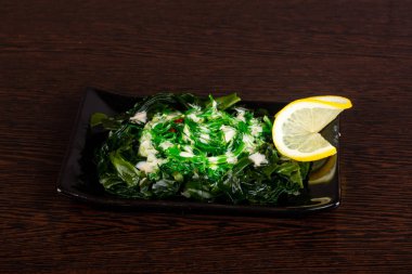 Chukka ve sesam tohumları ile salata