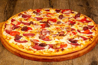 Sosis ve peynir pizza